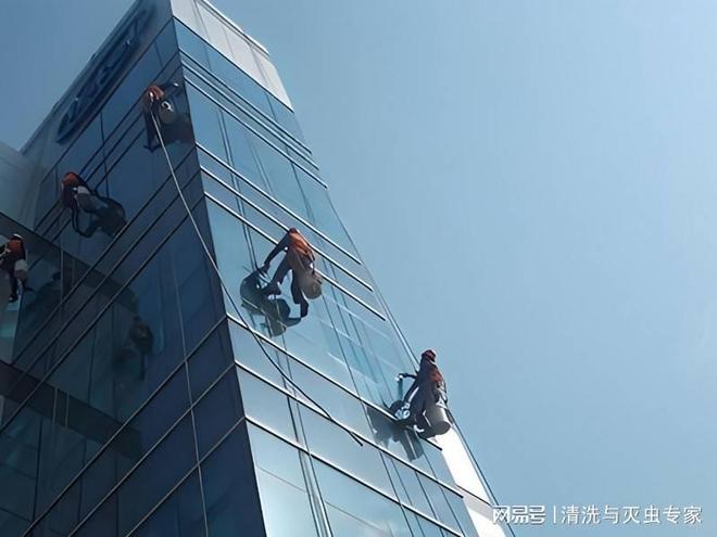 高空城市的守護(hù)者 東莞園區(qū)高層建筑外墻清洗服務(wù)重要性及策略解析