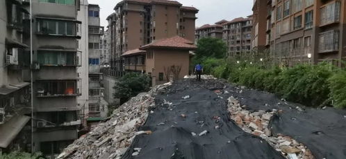 城事丨平橋一公寓旁建筑垃圾無人清理，回復(fù)15日之內(nèi)清理完畢——建筑物清潔服務(wù)亟待優(yōu)化